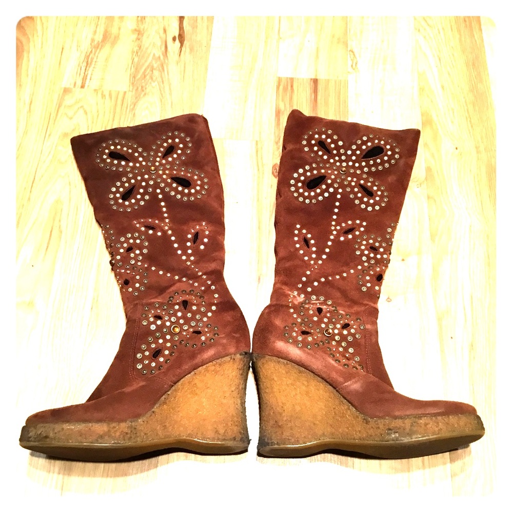 Brown wedged heel boot *offers welcome*